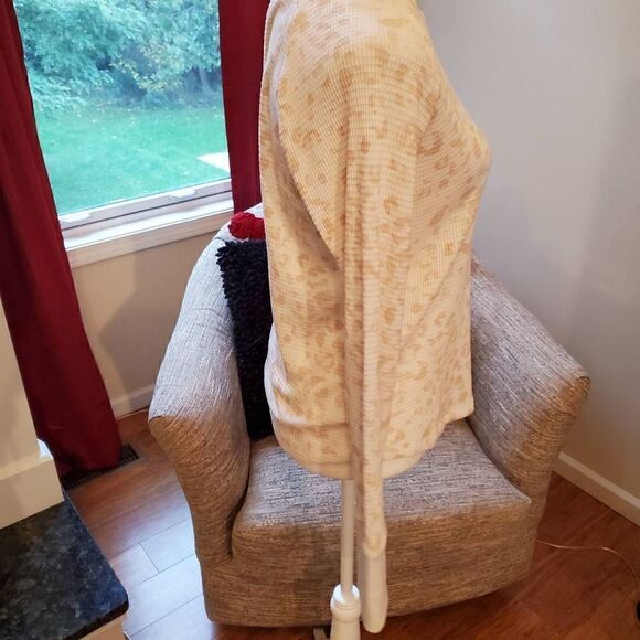 NWT Knox Rose Cream and Tan Henley Top Size Medium - Picture 3 of 12